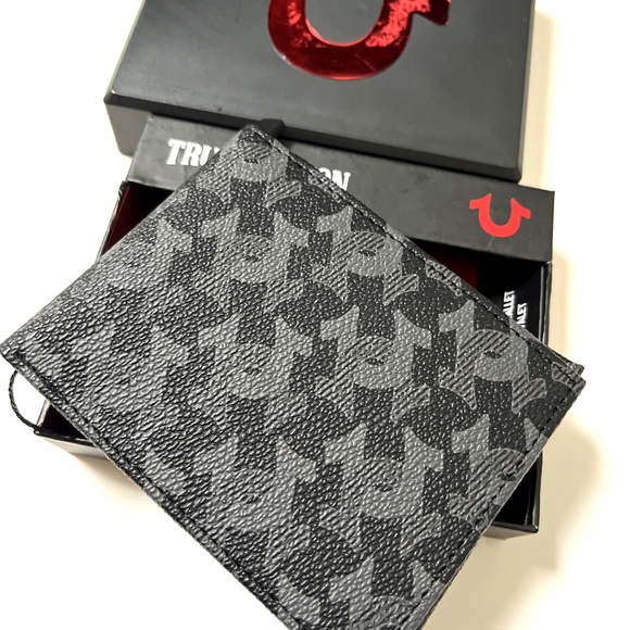 NWT TRUE RELIGION Slim Bifold Wallet Leather Logo Black Gray Boxed ID Savoy RFID